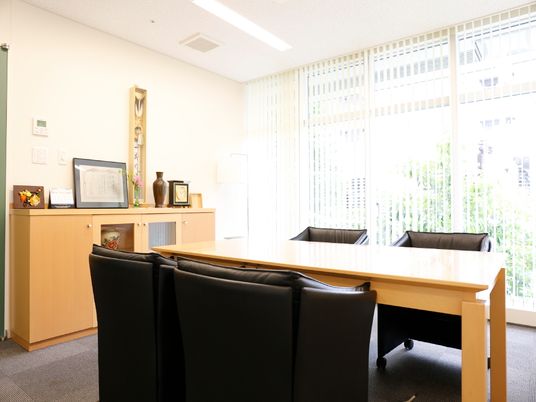 応接スペースの明るい風景