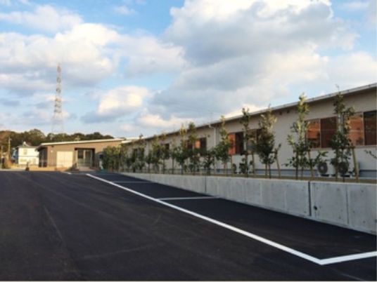 一階建て施設の外観