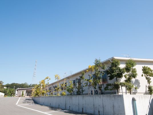 晴れた日の施設外観