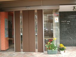 エントランスと花の植木