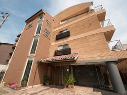 明るい外観の建物