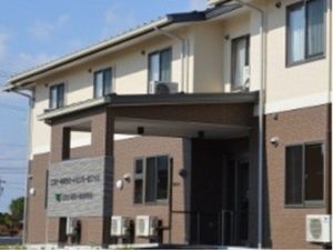 暖かい印象の施設外観