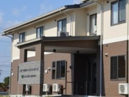 清潔感のある建物のエントランス
