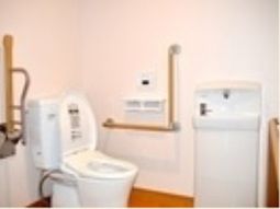 手すり付きトイレの一室