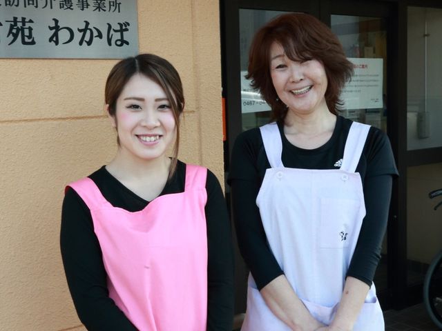 スタッフ二人の笑顔 スタッフ 明るく笑顔のスタッフがお迎えします。温かな対応が自慢の職場です。