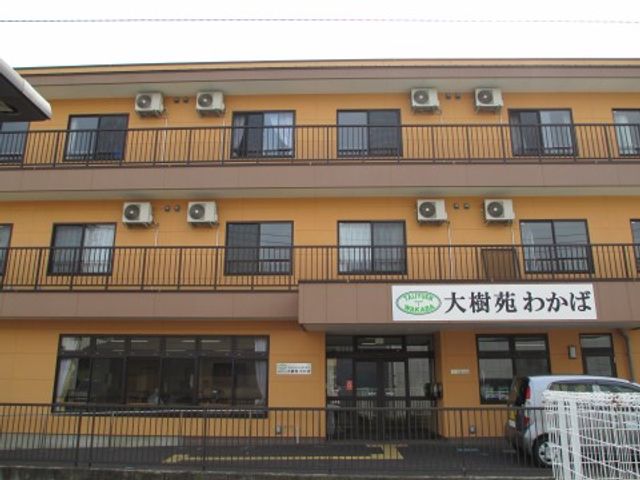 施設の落ち着いた外観 外観 ゆったりとした雰囲気のある建物は、広々とした入口が特徴で、訪れる方々を温かくお迎えします。