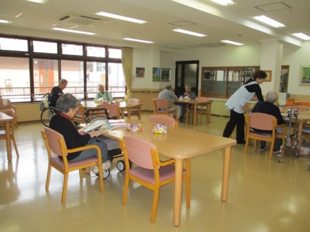 日差し入る広々食堂 食堂 ゆったりとした食堂で、利用者がそれぞれの時間を楽しんでいます。スタッフが声をかけながら、心温まるサポートを行なっております。