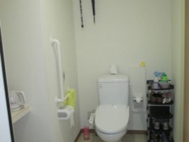 手すり付きトイレ空間 トイレ 手すりが設置された清潔感のあるトイレです。安全かつ自立した日常生活をサポートする設計になっています。