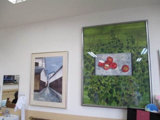 壁に掛けられた絵画２点 装飾 温もりを感じさせる絵画が飾られた部屋で、ゆったりとした時間を過ごせることでしょう。明るさと安らぎを提供する空間が待っています。
