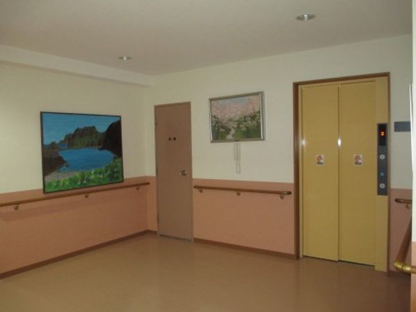 廊下に飾られた絵画