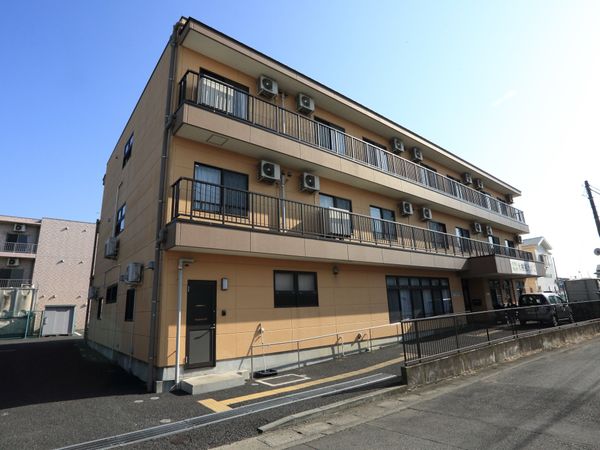 外観の明るい建物