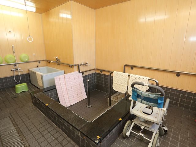 バリアフリー設計の浴室 浴室 快適で安全な入浴をサポートする、介護用の浴槽とシャワーチェアが整備された清潔な空間です。バリアフリー設計で、どなたでも安心してご利用いただけます。