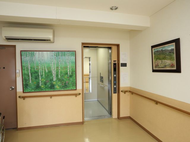 廊下の様子表現画飾る エレベーター 廊下には心安らぐ風景画が飾られ、訪れる方々に温もりを提供しています。ゆったりとしたスペースが特長です。