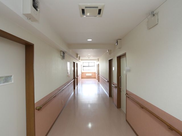 清潔な廊下 廊下 手すりが設置された明るい廊下は、歩行に不安がある方でも安心して移動できる環境が整っています。
