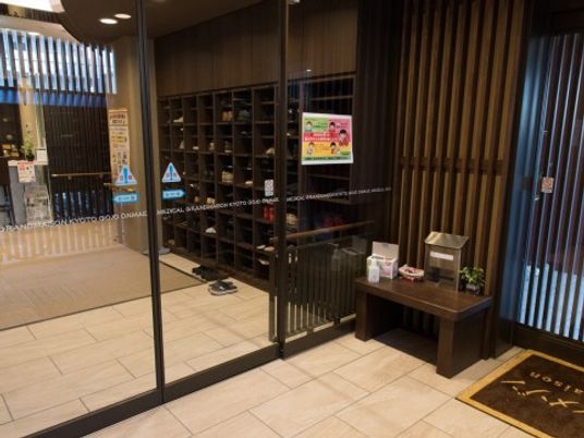 エントランスの靴棚と掲示