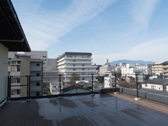 広い空が望めるテラス