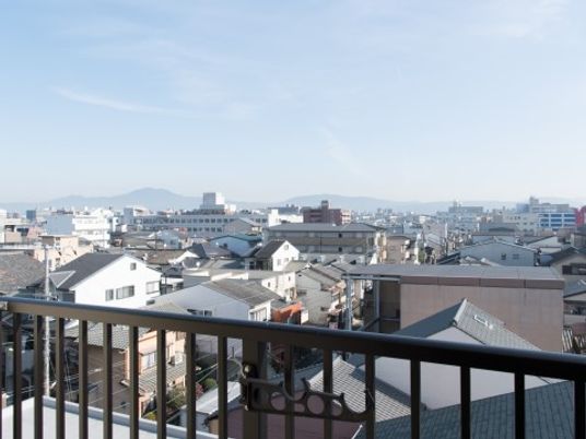 都市の景色とバルコニー