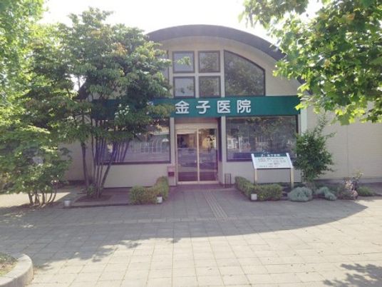 明るい中庭のエントランス
