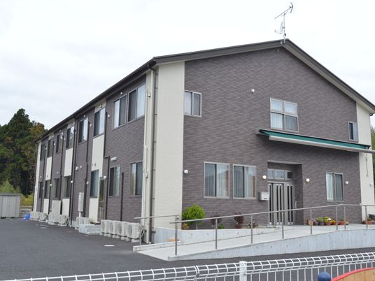 茶色い外壁の建物