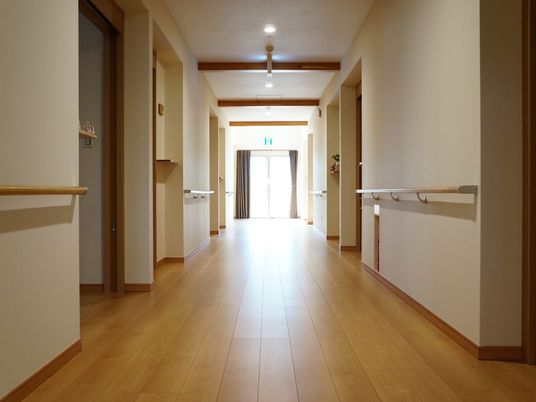 木目が美しい明るい廊下