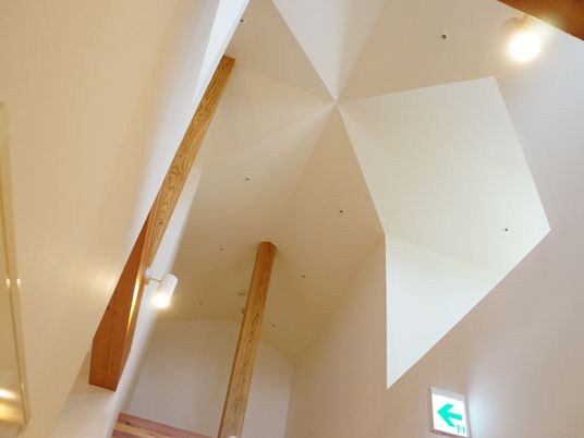 木目と白壁の廊下