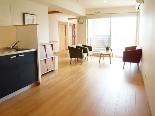 暖かみのある居室の様子