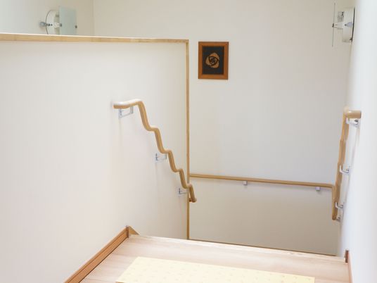 手すり付きスロープ廊下