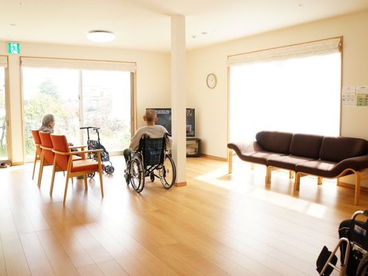 共有スペースで休む人々