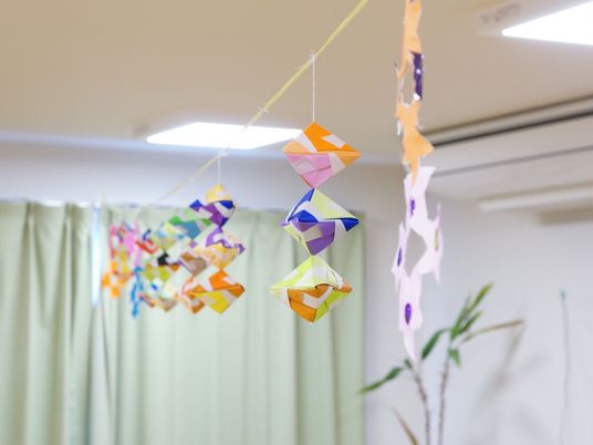 カラフルな壁飾りつるし