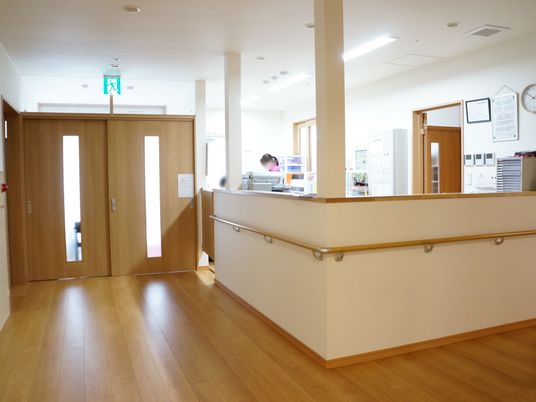 明るく広々したフロントエリア