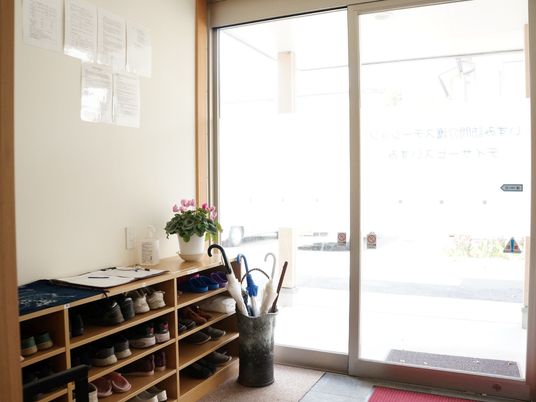 靴置き場と植物のエントランス