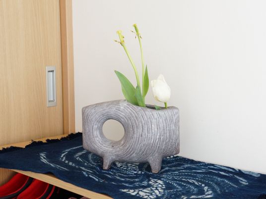 花が飾られた居室の棚