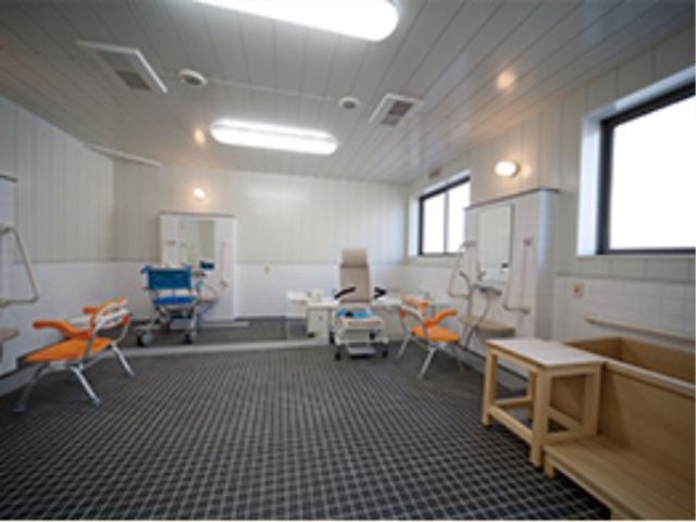 清潔な浴室設備 大浴場 広々とした清潔感のある浴室です。安全に配慮した設計で、利用者の快適なバスタイムを支えます。