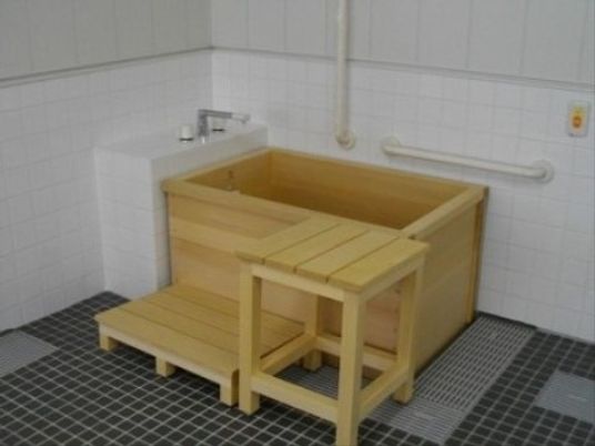 木製の清潔な浴室