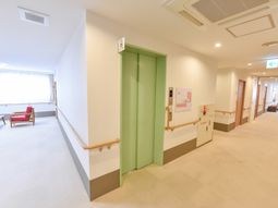 明るい廊下と安全手すり