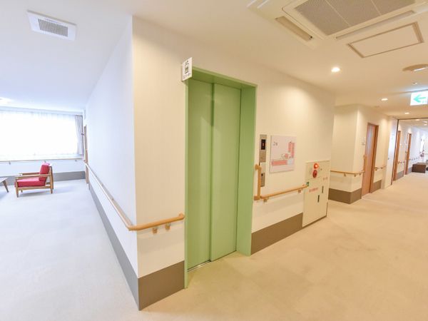 明るい廊下と安全手すり