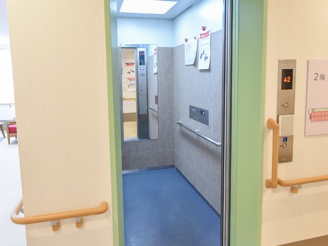 広々としたエレベーター エレベーター4 手すりが設けられたエレベーターは、車椅子の方も楽に乗り降りできる設計で、スタッフも移動をしやすくなっています。