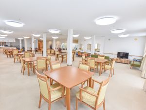 広々とした明るい食堂