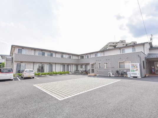 広々とした外観の施設