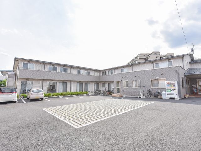 広々とした外観の施設 外観 ゆったりとした駐車スペースが確保され、清潔感のあふれる外観です。アクセスしやすい立地が、日々の業務の利便性を支えます。