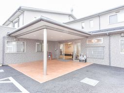 明るい建物のエントランス
