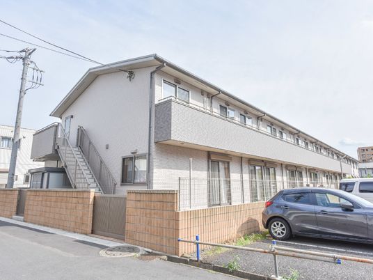 明るい外観の建物