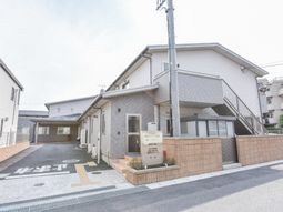 明るい日差しのエントランス