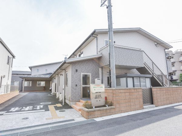 明るい日差しのエントランス