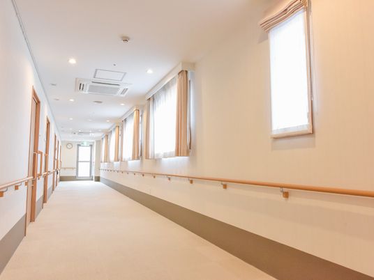 明るく清潔な廊下
