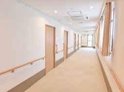明るい広々とした廊下