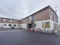 明るい外観の建物