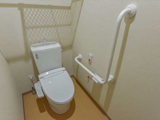 バリアフリー設計のトイレ