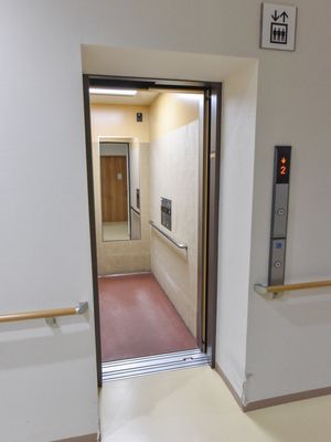 エレベーター前の廊下