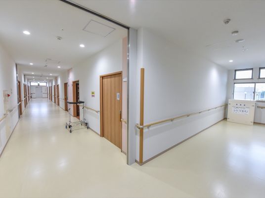 明るい清潔な通路